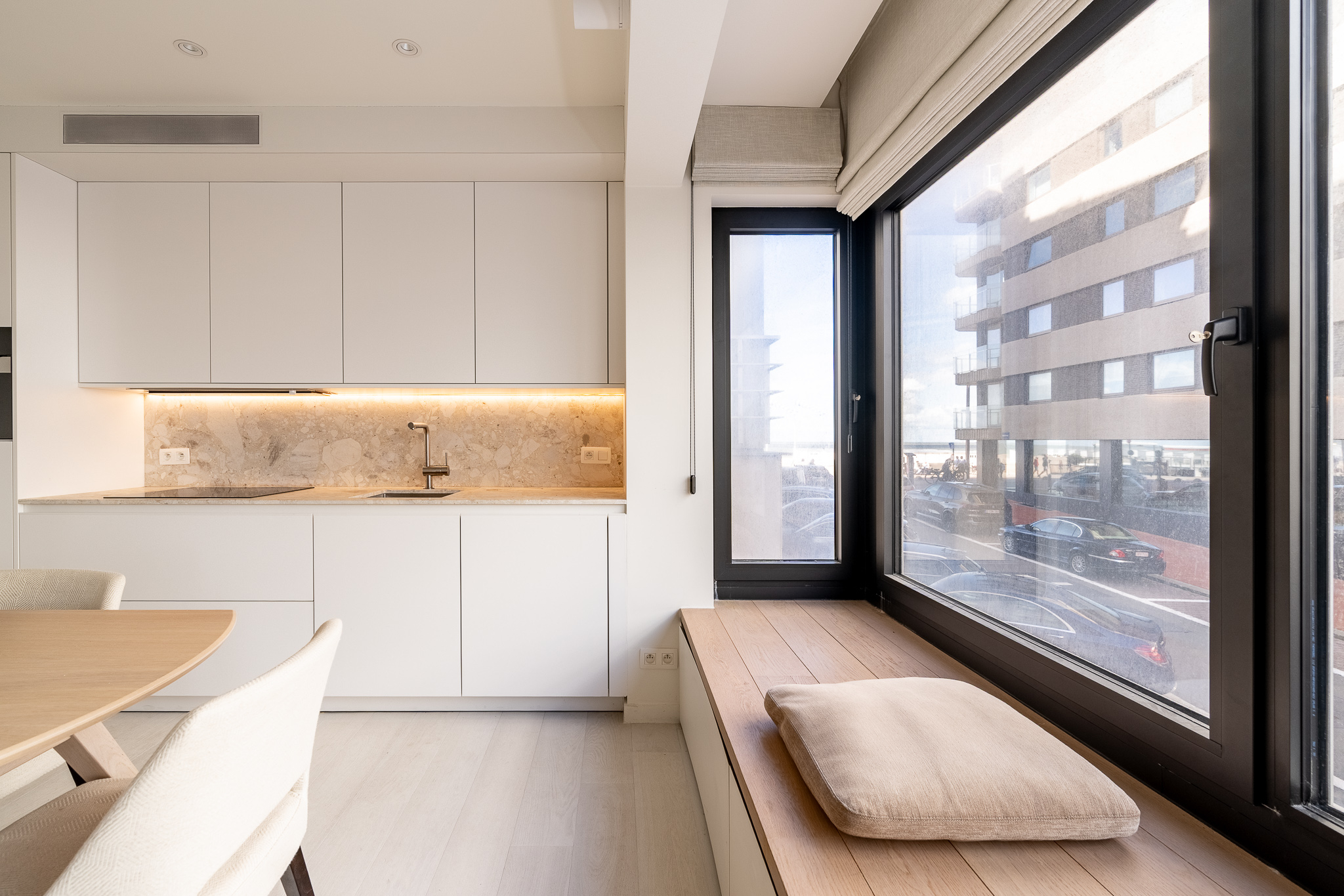 Appartement rénové avec style, offrant une vue latérale sur la mer, au cœur du Zoute. 