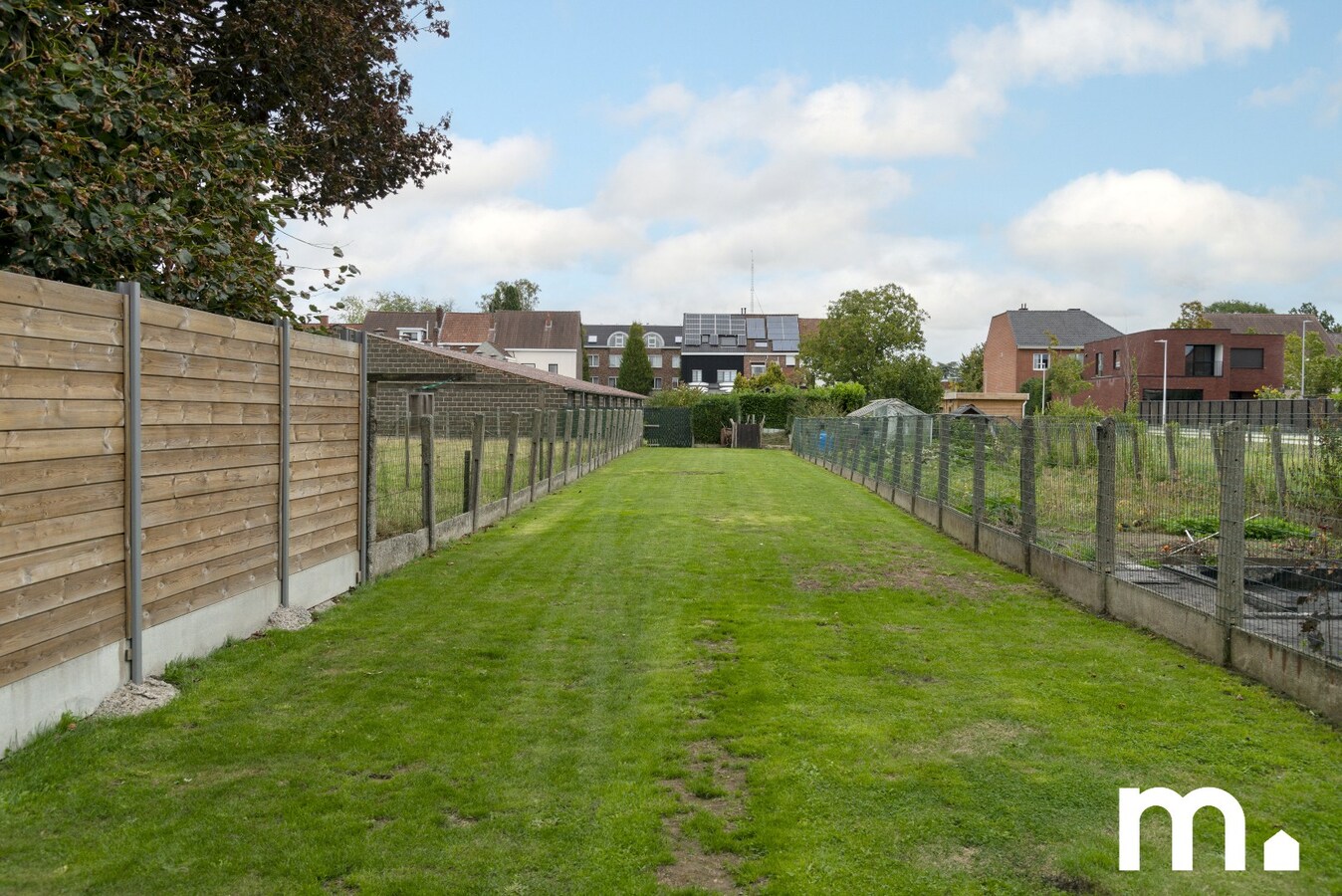 Ruime, centraal gelegen gezinswoning met garage te koop in Wevelgem ! 