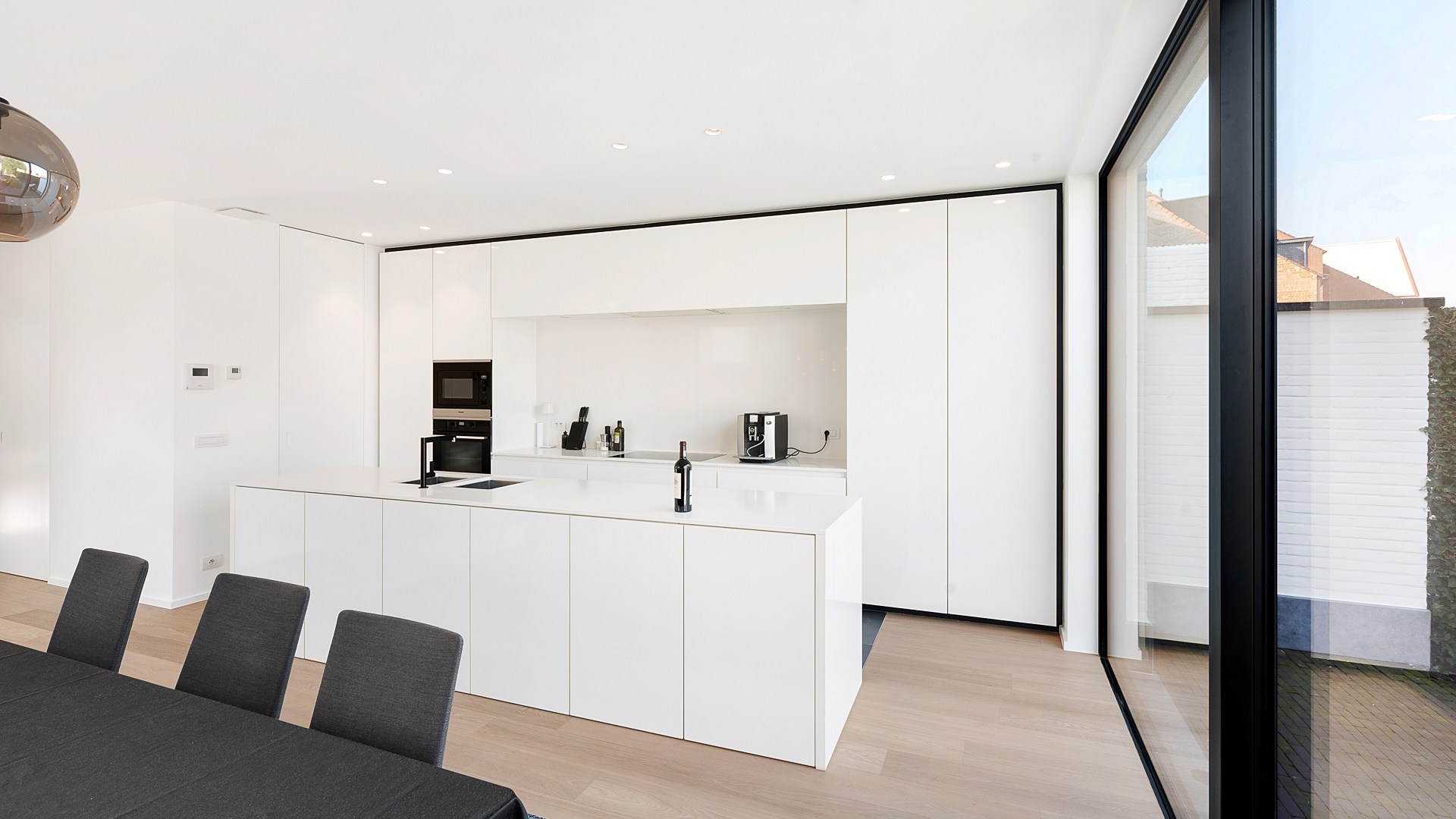 Centraal gelegen 3-gevelwoning in hedendaagse stijl – Bouwjaar 2014 