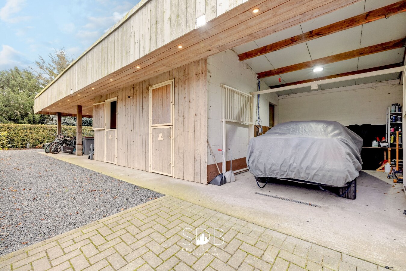 Prachtige woning met paardenfaciliteiten op 11.703m² 