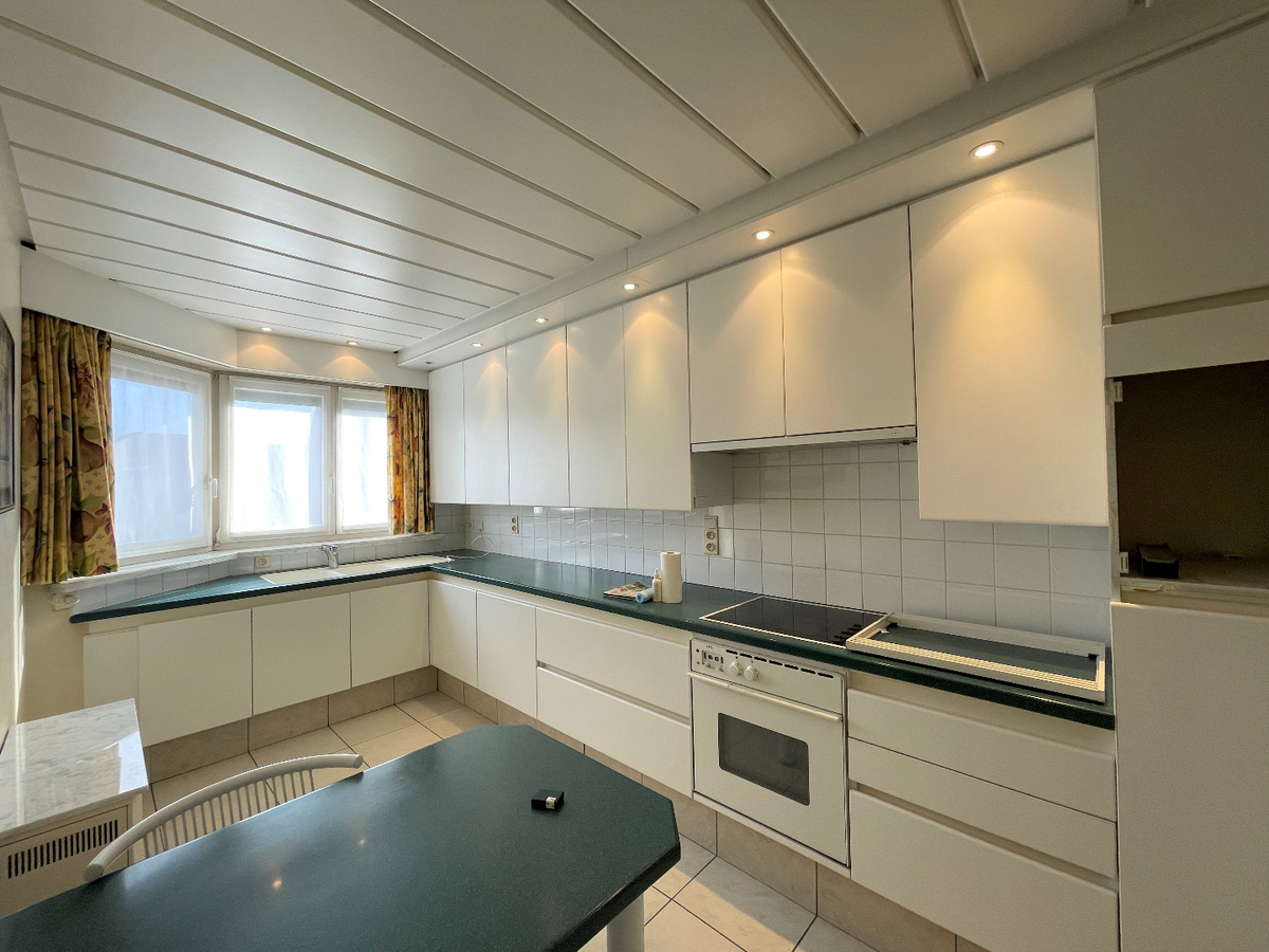 Ruim appartement met twee slaapkamers en garage te centrum Roeselare 