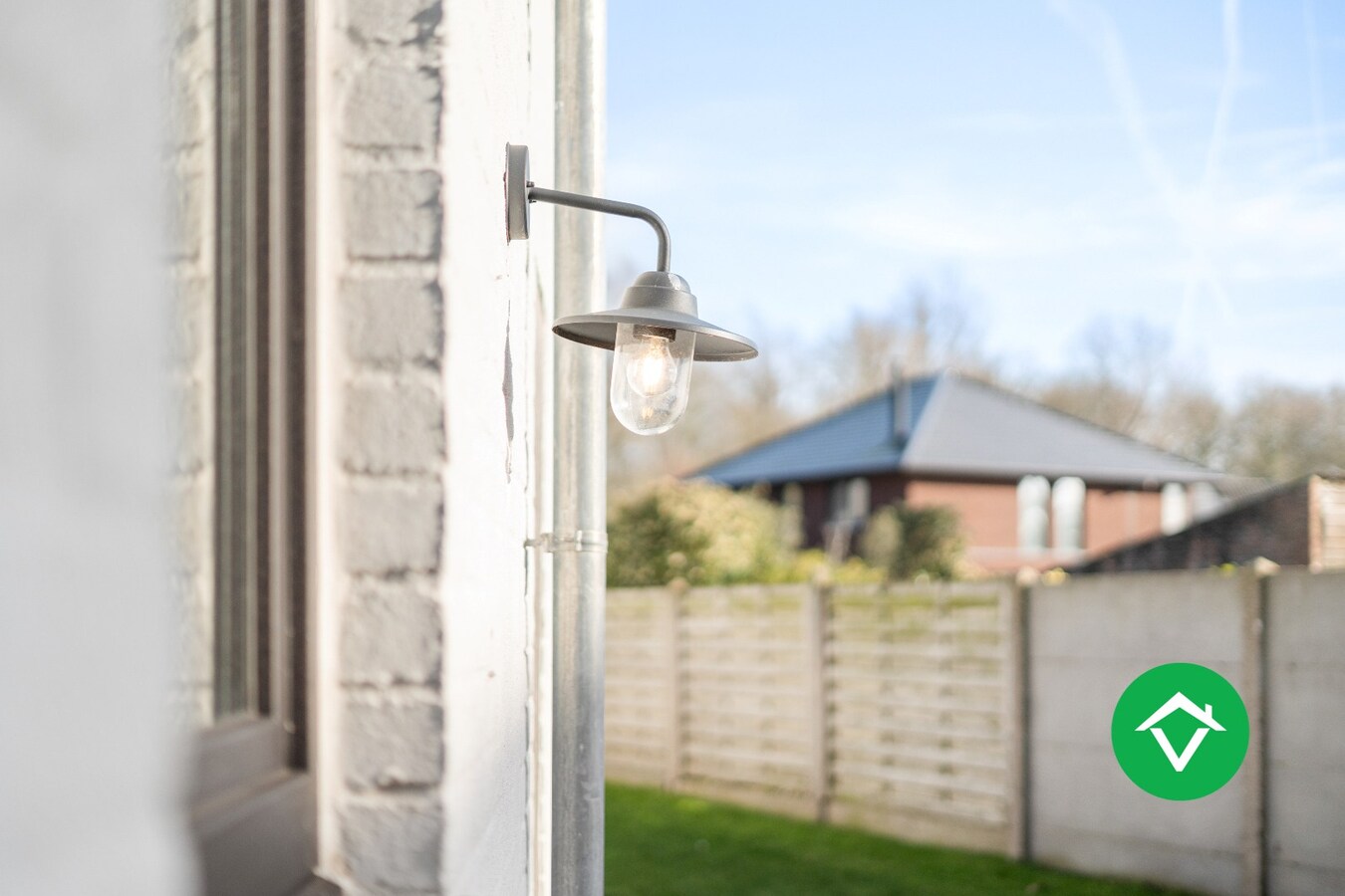 Volledig vernieuwde woning met 3 slaapkamers en bijgebouw in centrum Koekelare 