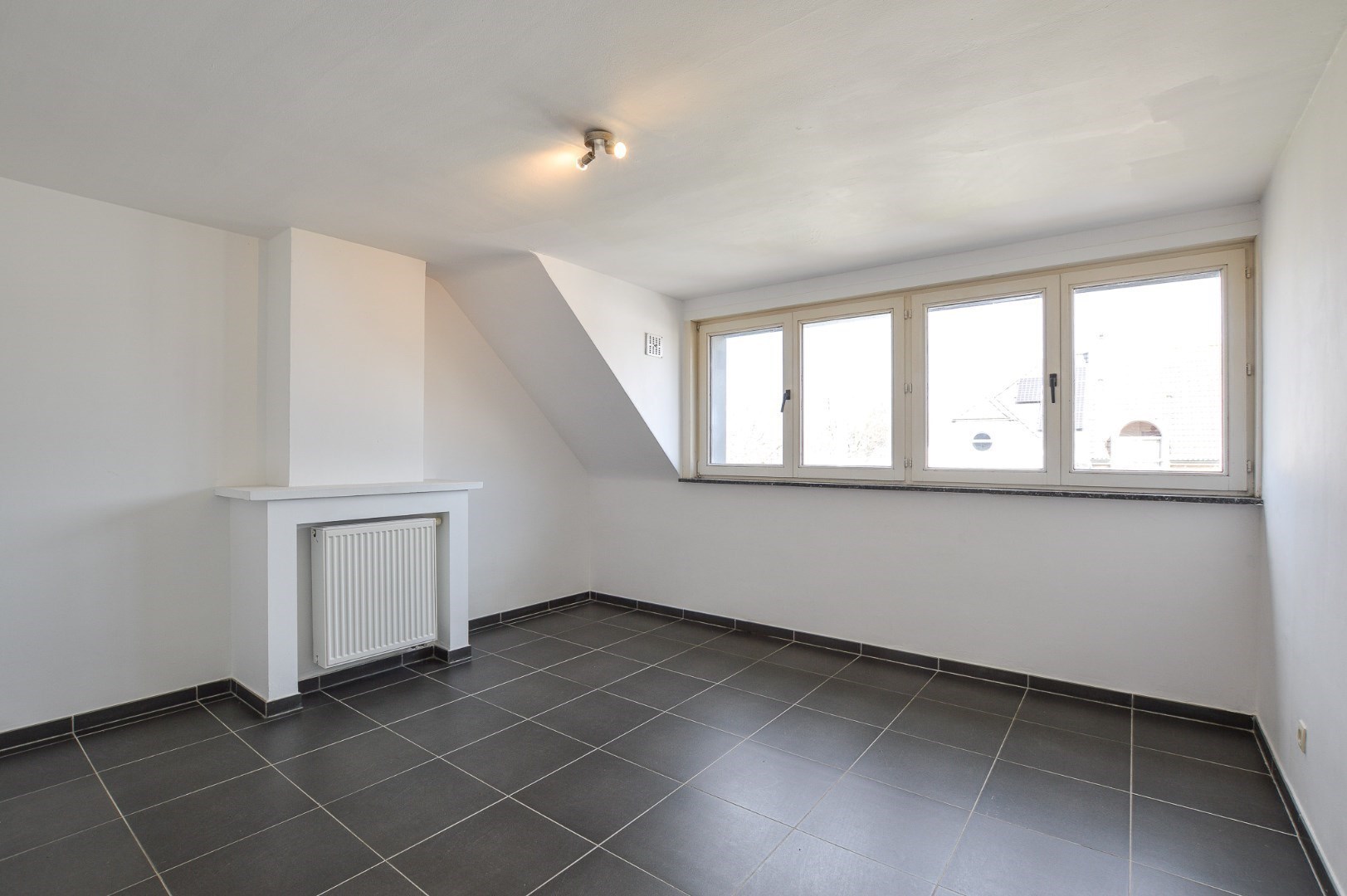 Zeer ruim duplexappartement met 2 slaapkamers te huur te Oostende 