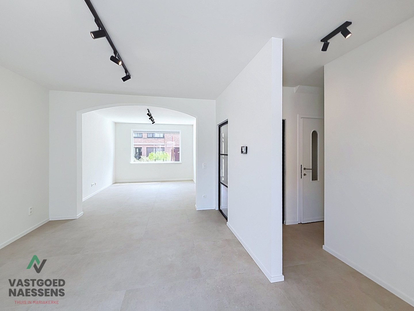 VOLLEDIG GERENOVEERDE 5 SLPK WONING – 2 BADKAMERS – ZONNIGE ZW-TUIN 