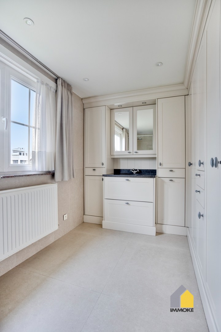 Vrijstaande, statige woning op 7 a 82 ca met 3 slpk en mooie tuin. 