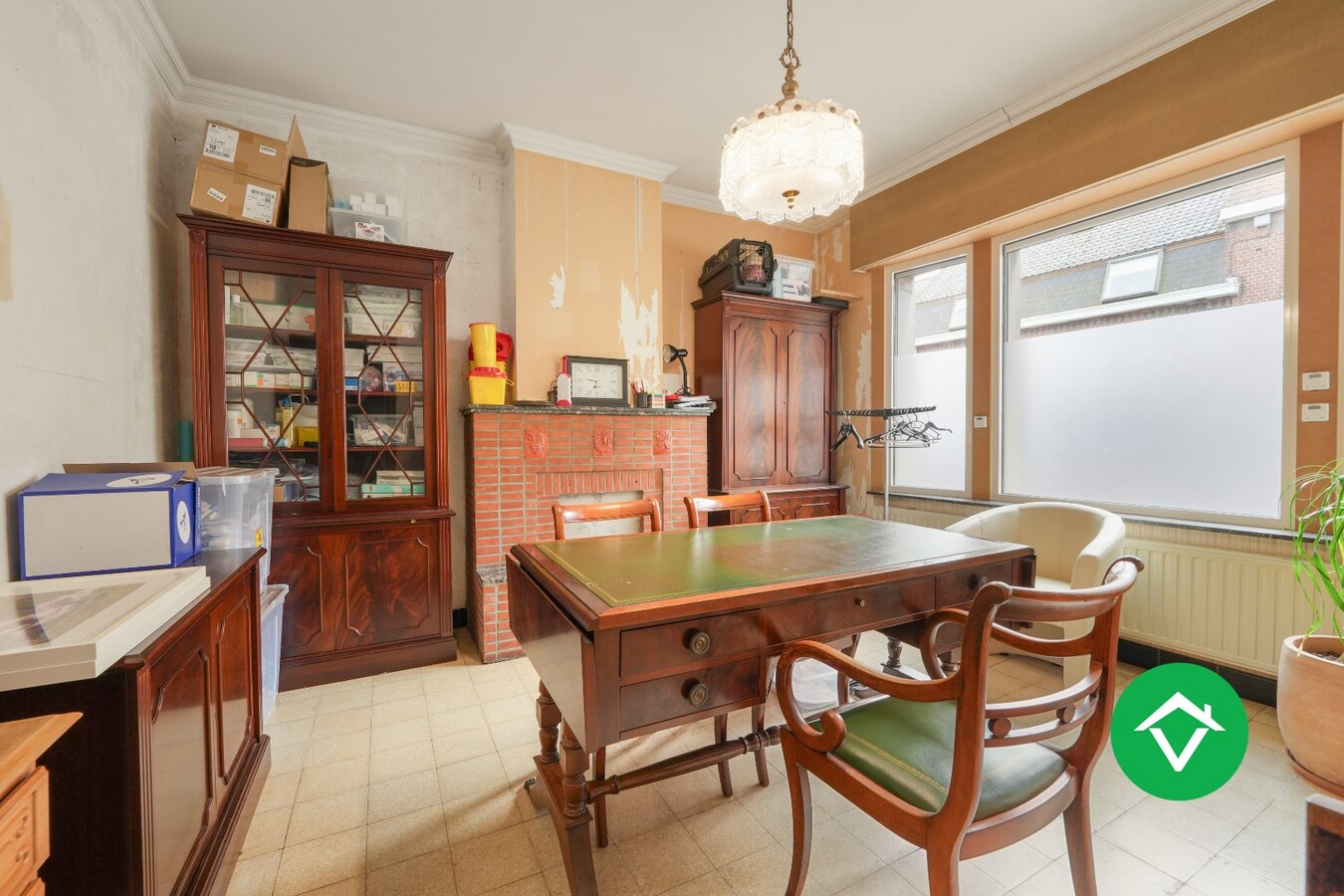 Halfopen woning te koop met dubbele garage in het centrum van Zarren 