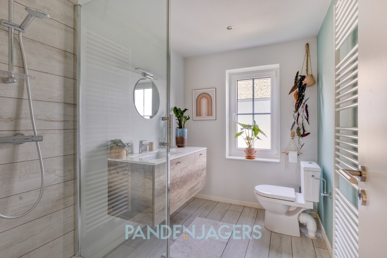 Recente energiezuinige woning met 6 slaapkamers, laadpaal en ruim perceel 