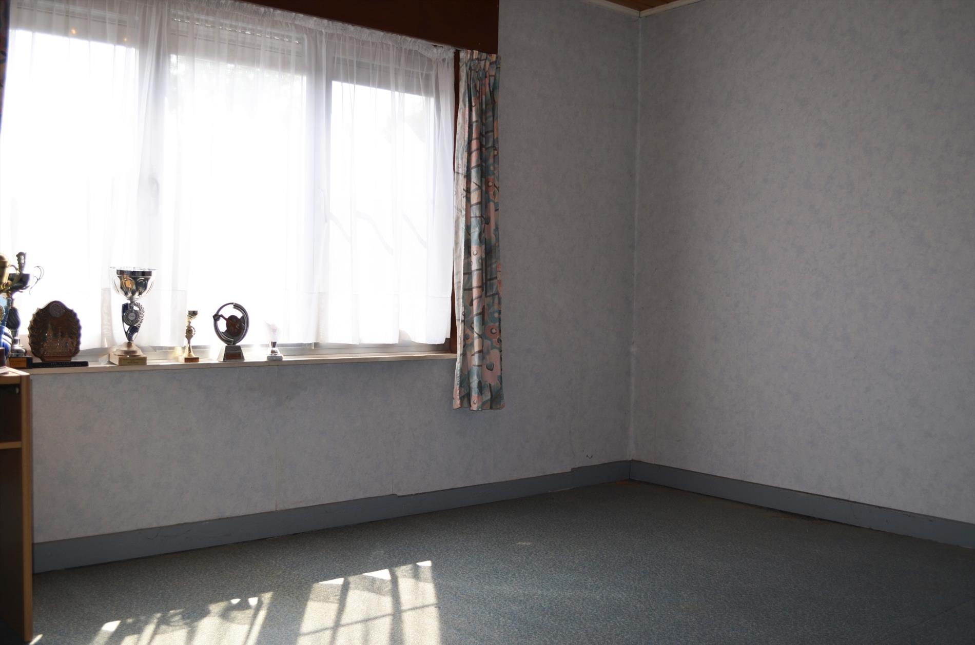 Te renoveren rijwoning met  garage en uitweg  nabij centrum Eeklo 