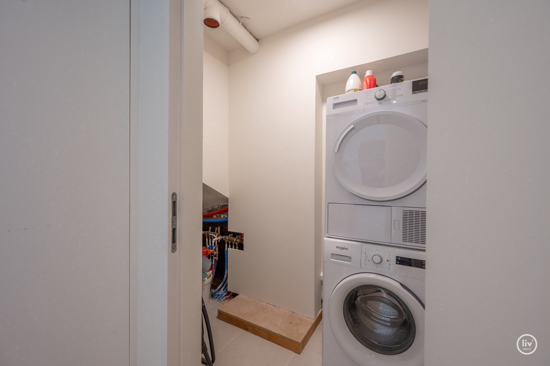 GEMEUBELD - Prachtig, ruime en tevens récente triplex (199 m2) in een zijstraat van de lippenslaan vlakbij de zeedijk te Knokke. 