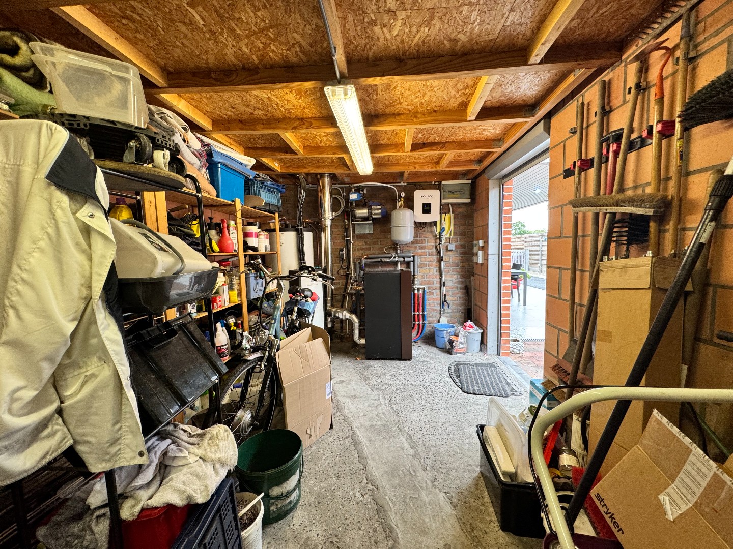 Ruime deels gerenoveerde woning met 3 slaapkamers, tuin en garage 