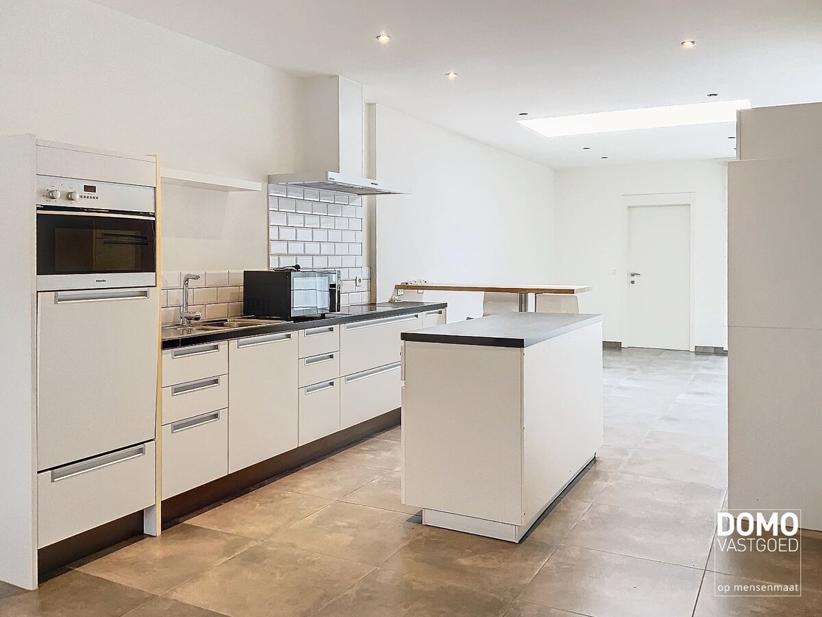VOLLEDIG GERENOVEERDE WONING MET TUIN EN 3 SLAAPKAMERS RUSTIG GELEGEN TE KERMT 