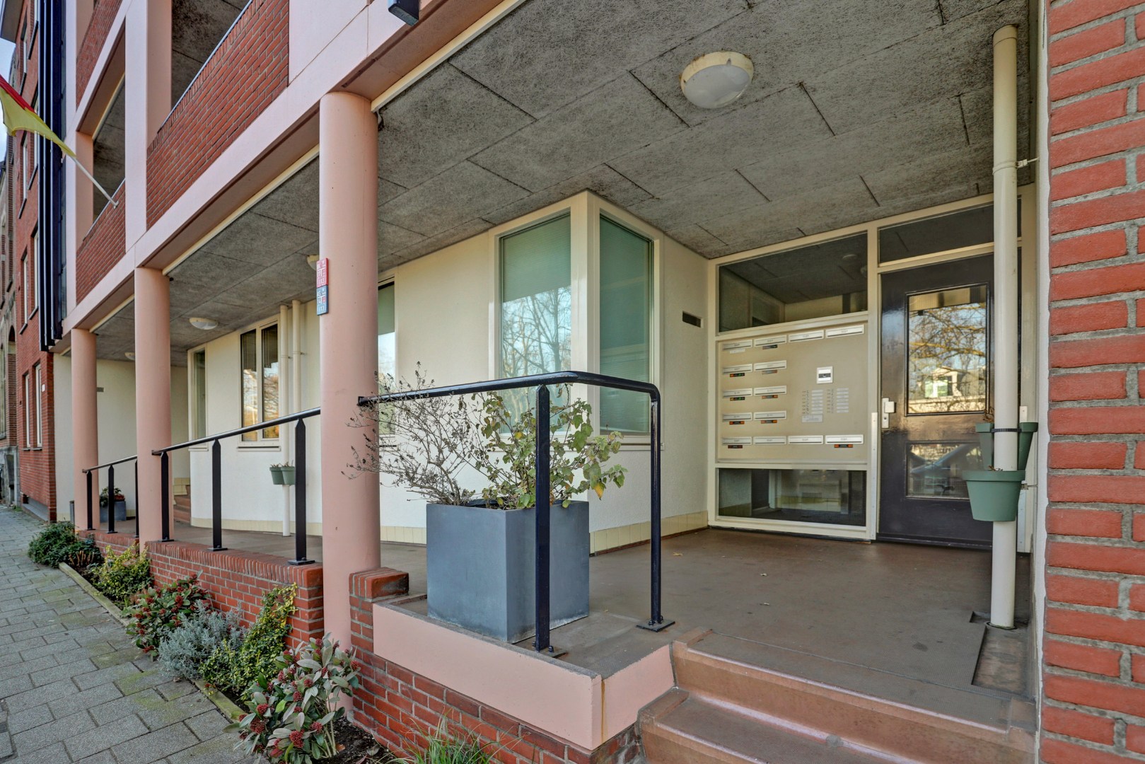 Luxe uitgevoerde 2- (voorheen 3) kamer appartement op de 3e etage met fraaie keuken, badkamer, balkon met uitzicht en gelegen op eigen grond. 