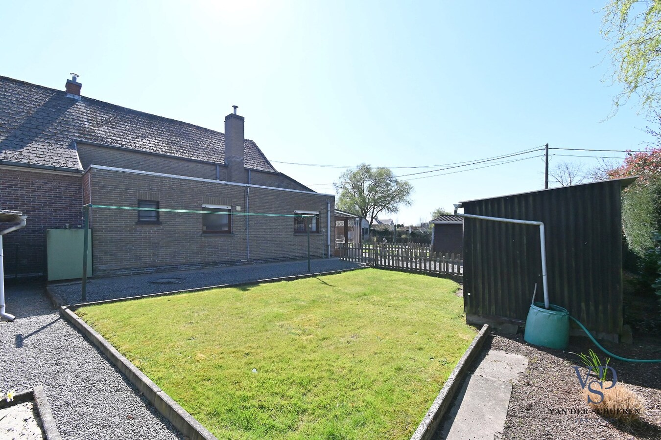 Op te frissen half open bebouwing 