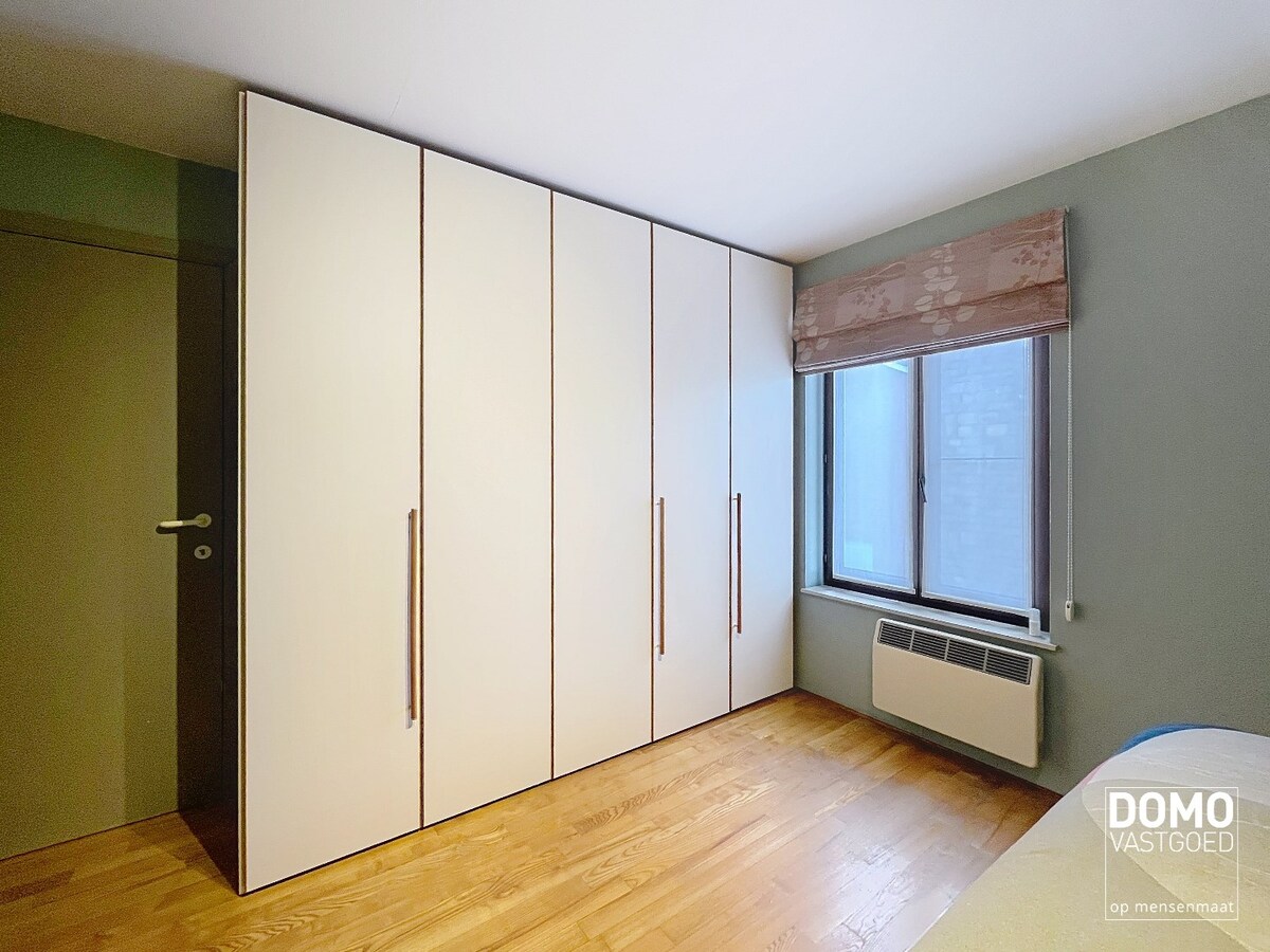 Ruime woning met 4 slaapkamers, groene tuin, terras en inpandige garage 