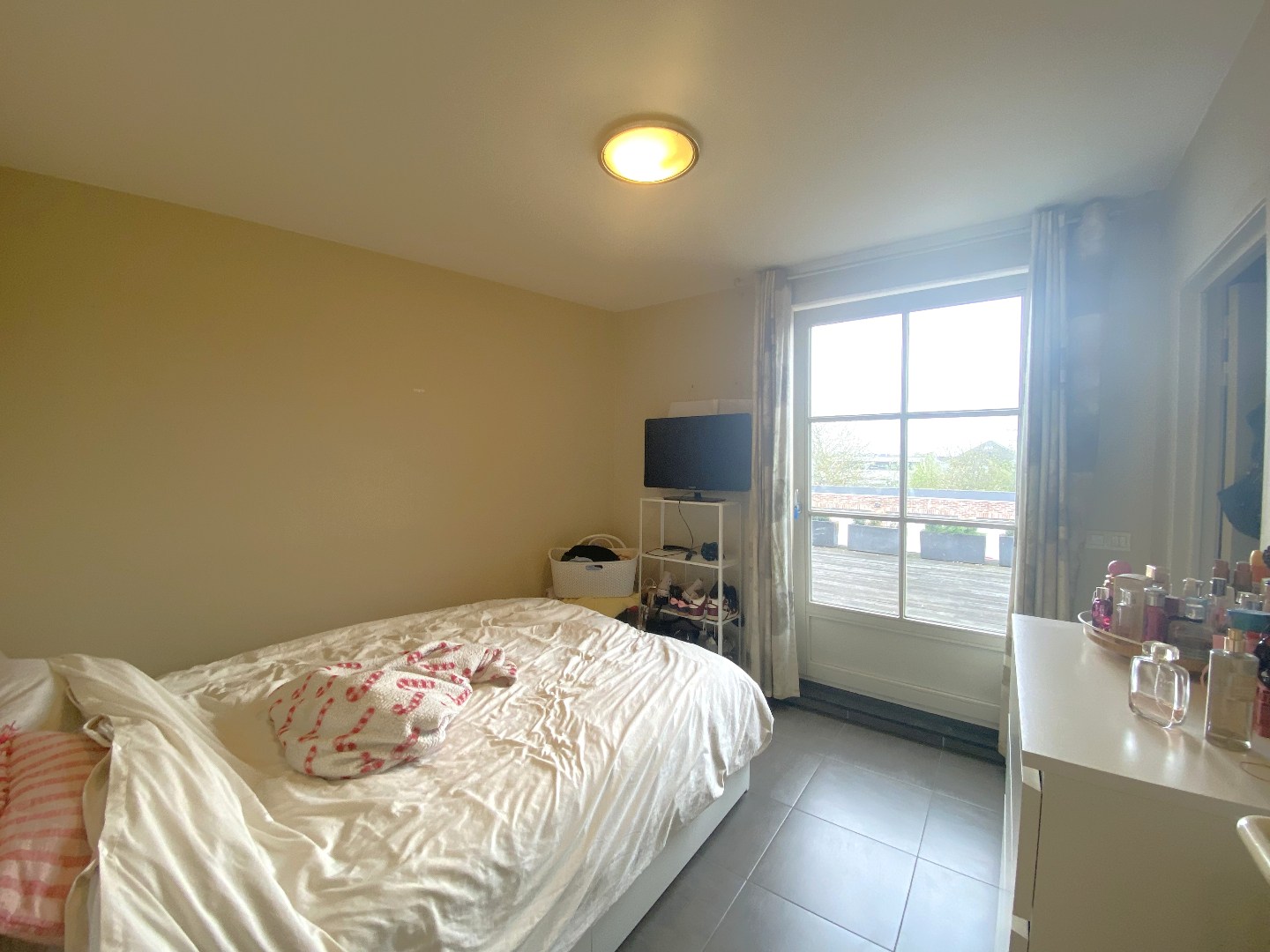 Centraal gelegen appartement met één slaapkamer, groot terras en ruime garage! 