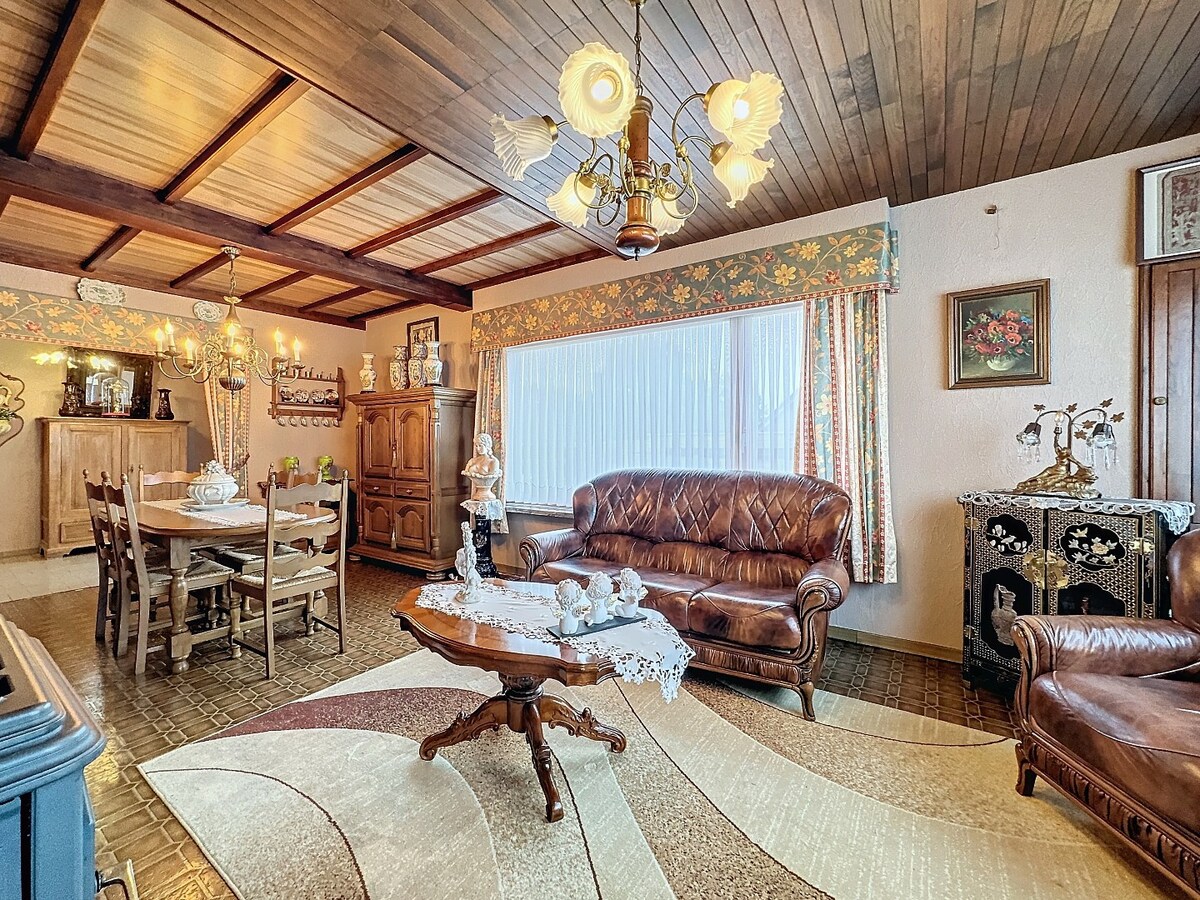 Seventies laagbouw met 2 garages en tuin te Erwetegem 