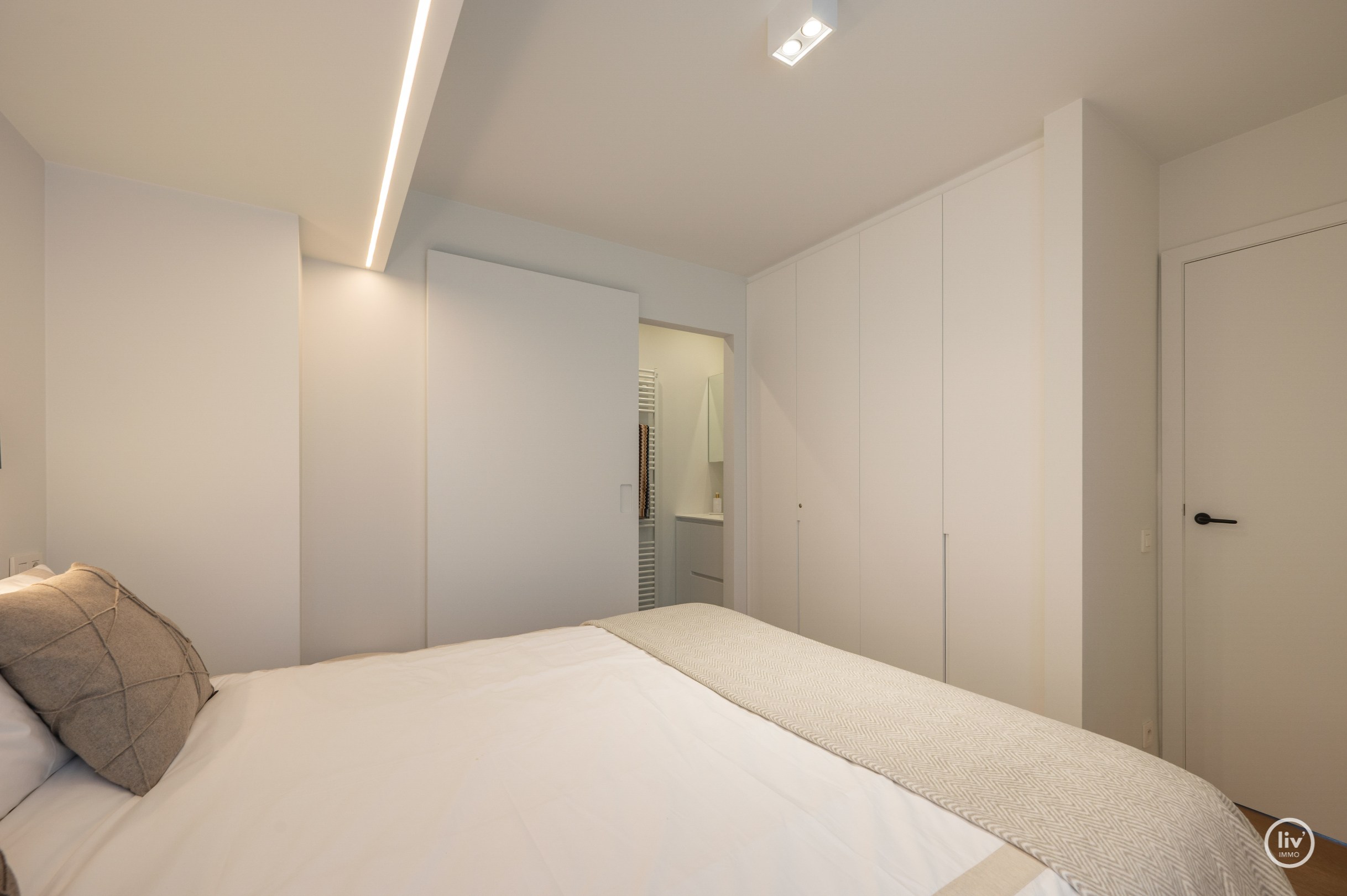 Recent gerenoveerd hoekappartement in een villaresidentie op enkele passen van de zee 