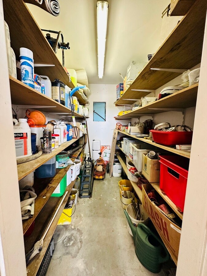 Ruim magazijn met kantoren met veel potentieel te Kuringen 