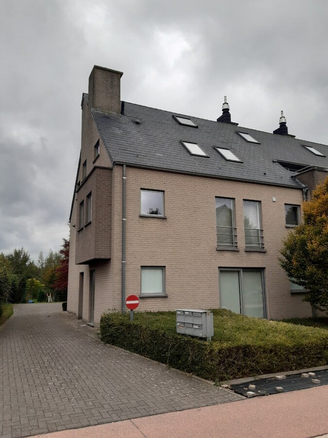 Eigentijds appartement met  autostaanplaats. Geen vaste kosten. 