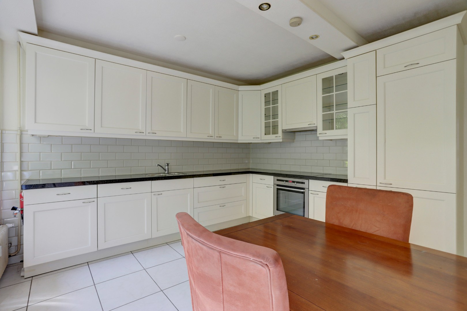 Bijna 100 m² gelijkvloers woonplezier op de begane grond met terras van ca. 36 m².  Deze 3- (voorheen 5) kamerwoning is gelegen op eigen grond! 