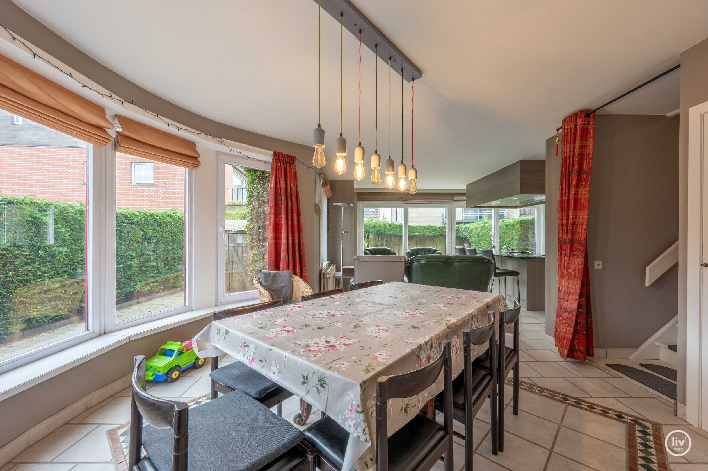 Ruime woning met 4 slaapkamers gelegen in centrum Knokke vlakbij Duinenwater. 