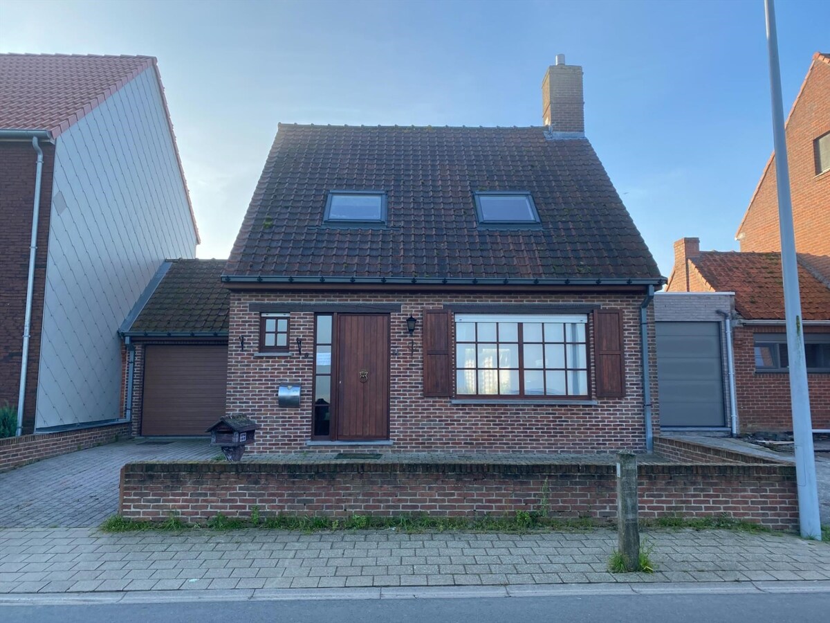Rustig gelegen woning met garage en zonnige tuin te Poperinge 