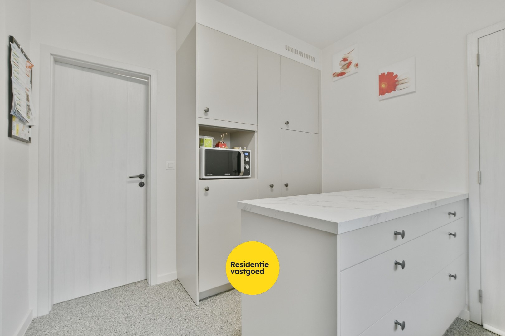 Instapklare en volledig gerenoveerde bungalow met 3 slaapkamers, tuin en garage vlak bij bos en centrum van De Haan 