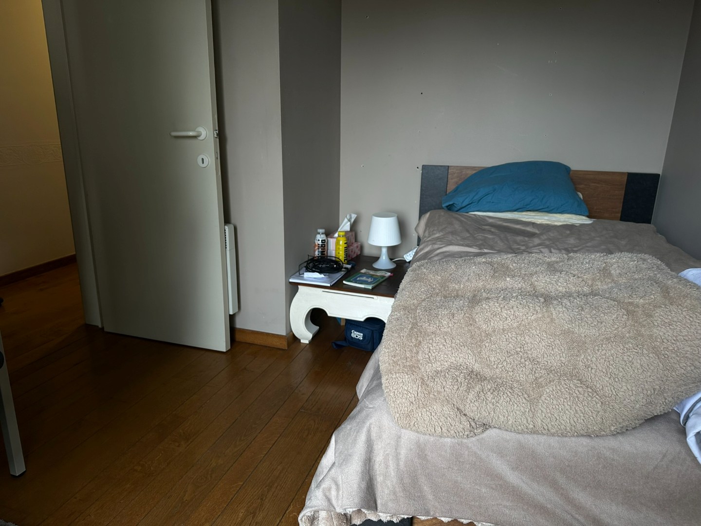 Gemeubeld appartement met twee slaapkamers en garage 