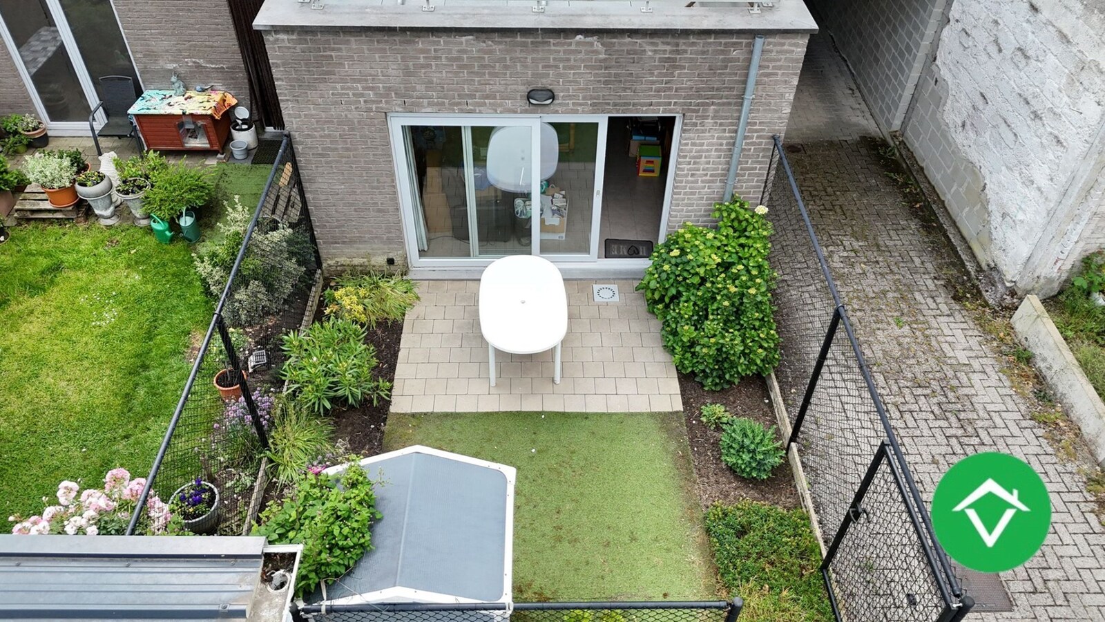 Gelijkvloers appartement op een centrale ligging met één slaapkamer, tuin en autostaanplaats te Roeselare 