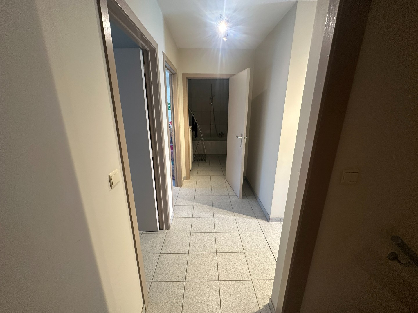 Ruim appartement met 3 slpk, terrasje en autostaanplaats, Eernegem. 