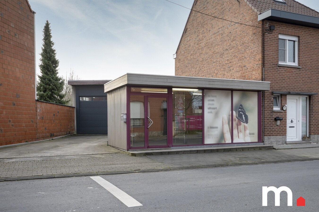 Loods met oprit en aparte kantoorruimte te koop in Heule ! 