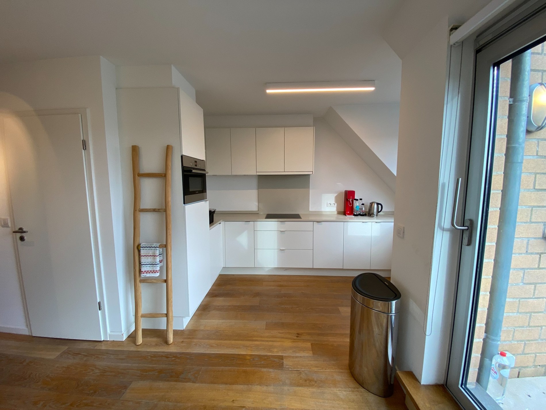 Appartement en duplex avec 3 chambres à coucher complètes et deux grandes terrasses ensoleillées offrant une vue dégagée, situé du côté ensoleillé de l'avenue Lippens. 