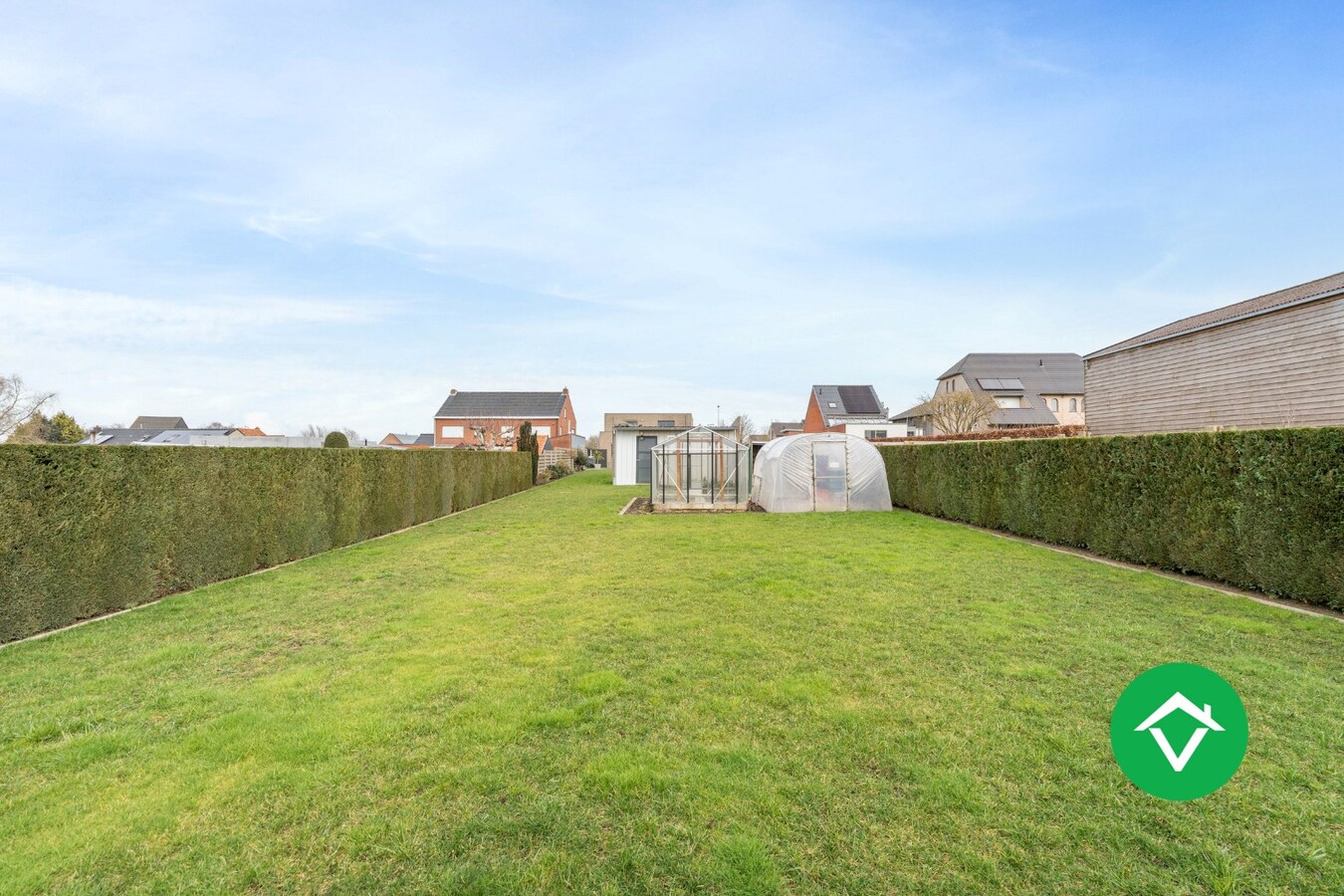 Alleenstaande woning met 4 slaapkamers en garage te Aartrijke 