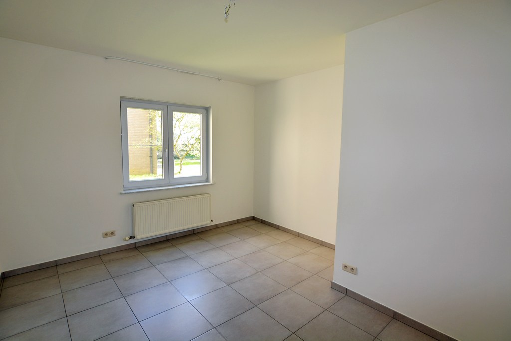 Gelijkvloers appartement (121 m²) met 2 slpks, overdekt terras, garage en kelderberging. 