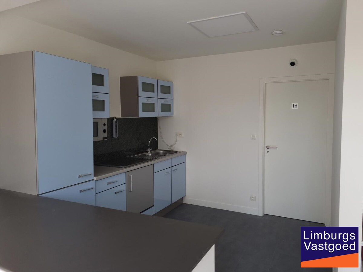 Terbeschikkingstelling van infrastructuur in vernieuwde kantoren met parking, v.a. 21 m², Genk-Noord 