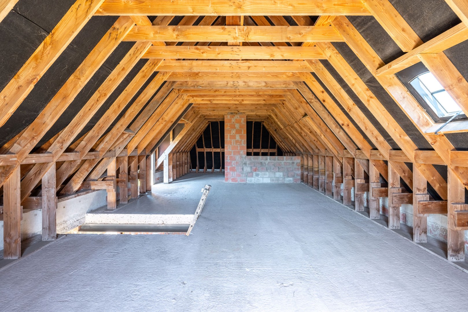 Landelijk gelegen ruwbouwhoeve met bijgebouwen op uitzonderlijk perceel van ca. 9.331 m² 