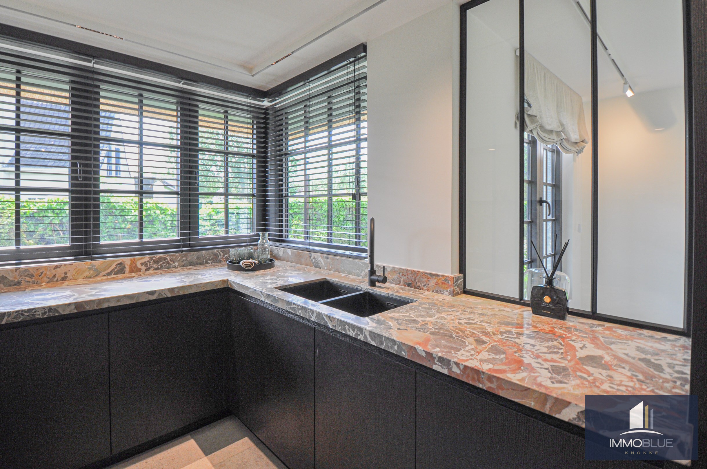 Volledig gerenoveerde villa rustig gelegen op de rand van het Zoute. 