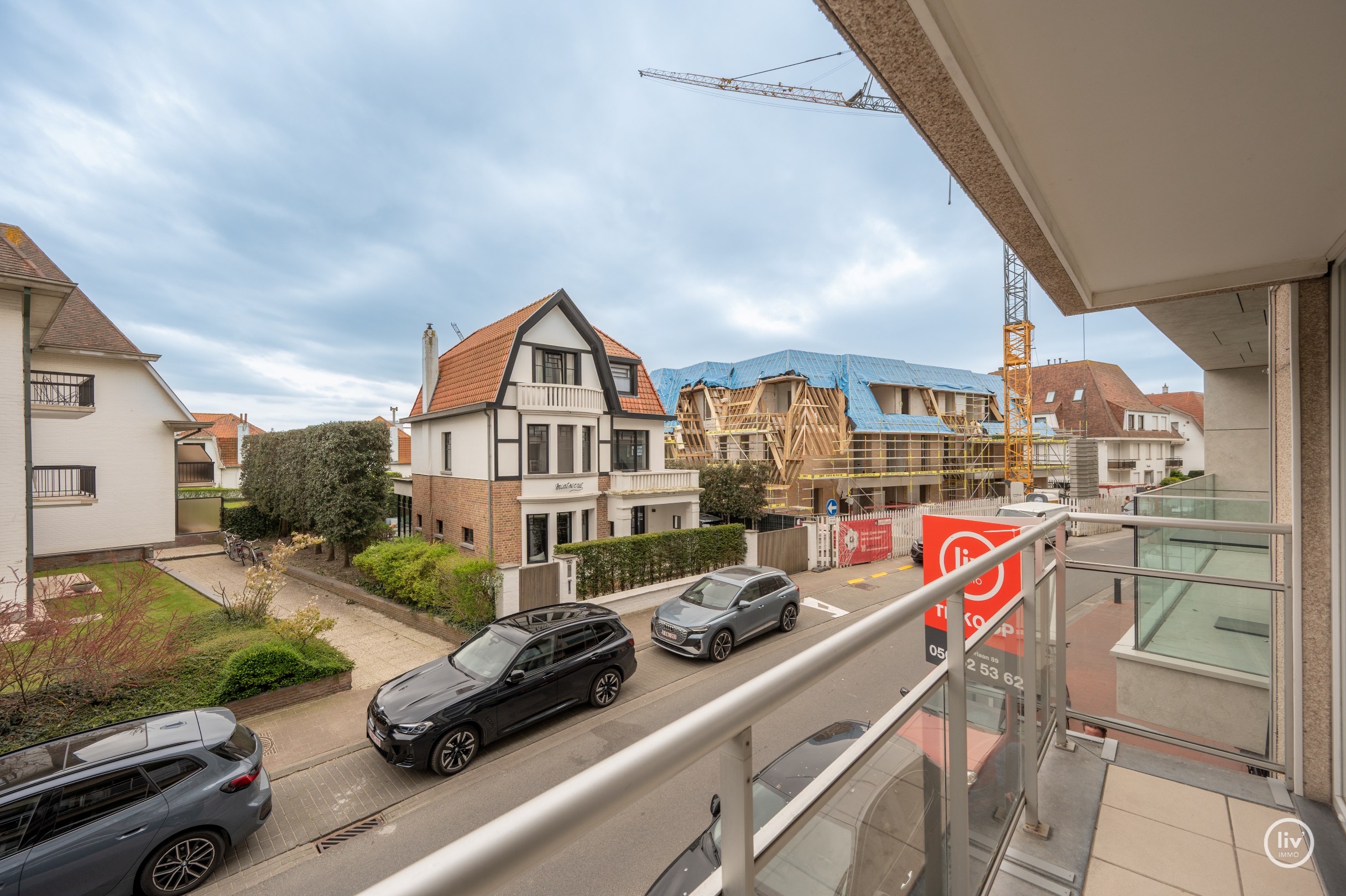 Magnifique appartement rénové de 3 chambres avec vue dégagée situé sur l'avenue Jozef Nellens à Knokke. 