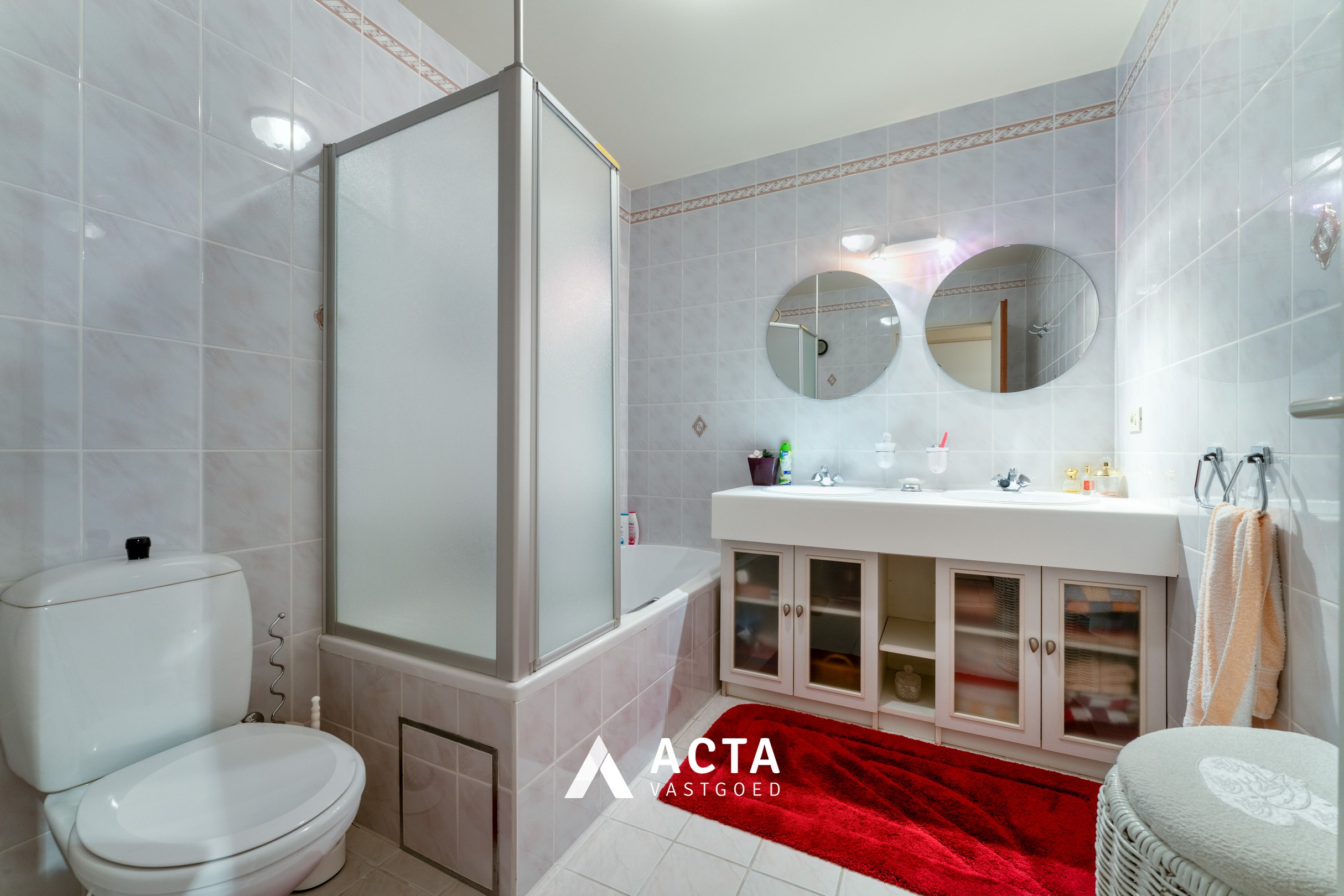 Ruim hoekappartement met twee slaapkamers in Mariakerke 