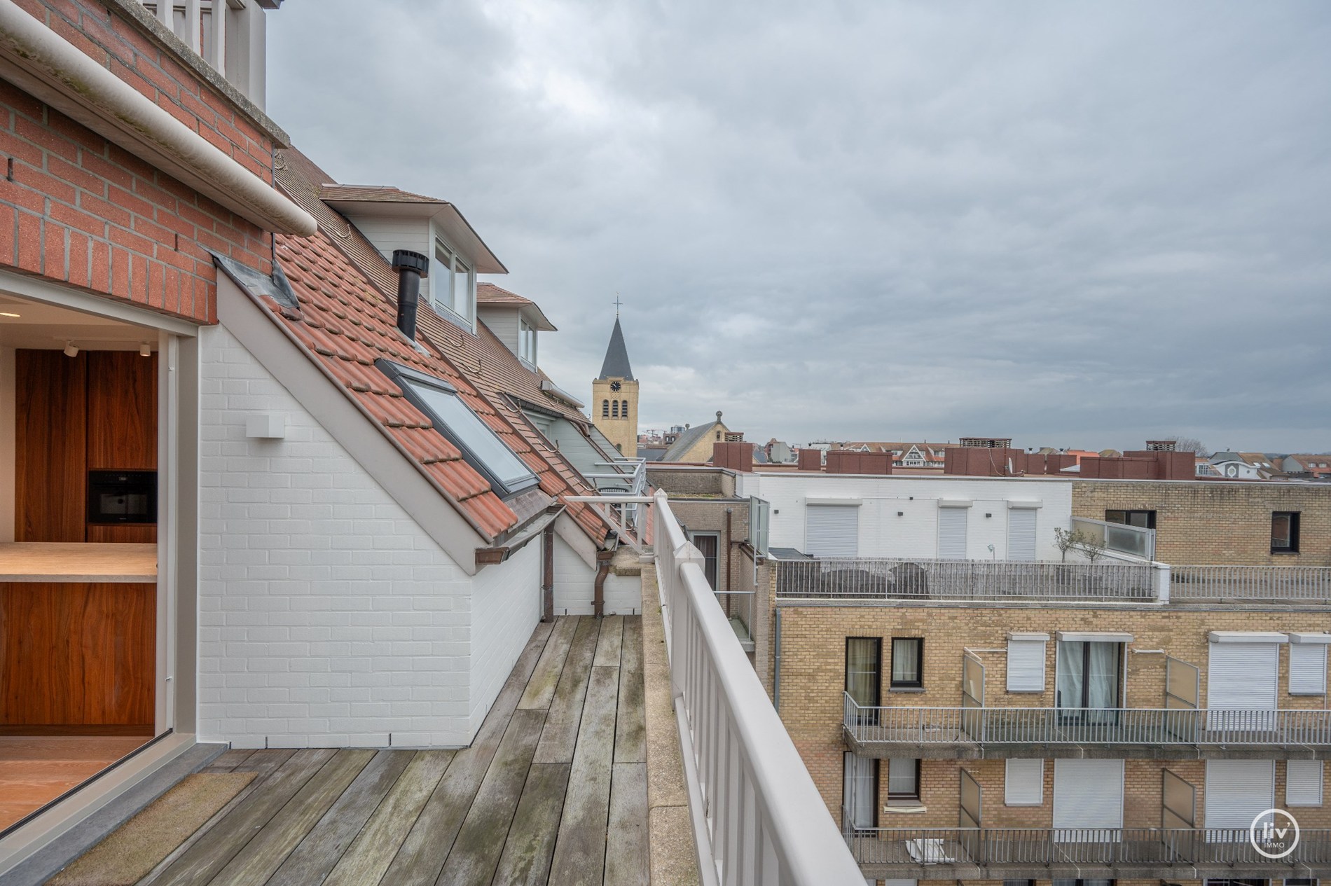 Prachtig gerenoveerd duplexappartement, ideaal gelegen vlakbij de Heilig Hartkerk in het hart van Knokke. 