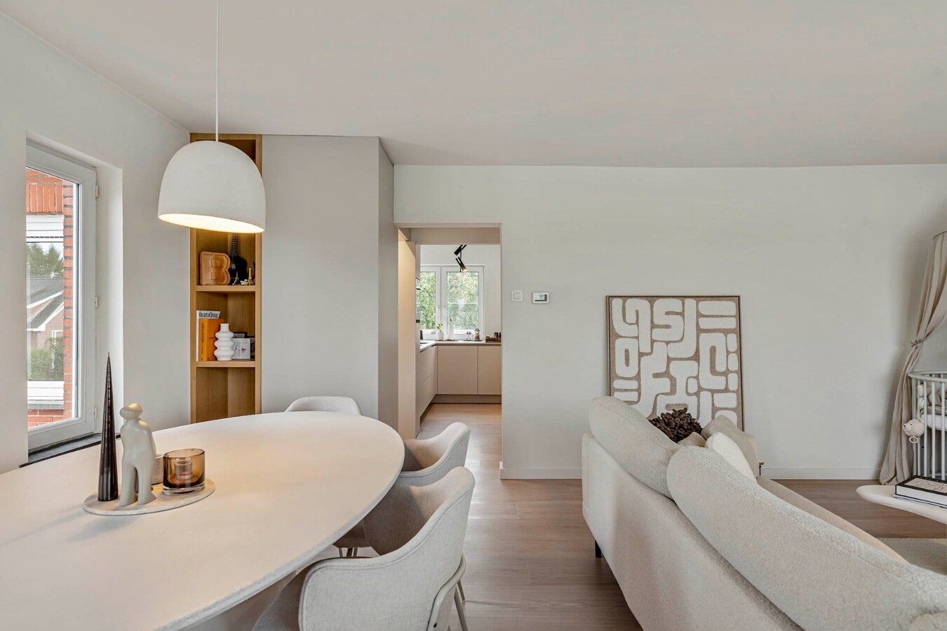 Comfortabel, mooi gerenoveerd duplex-appartement mét ruim terras en carport! 