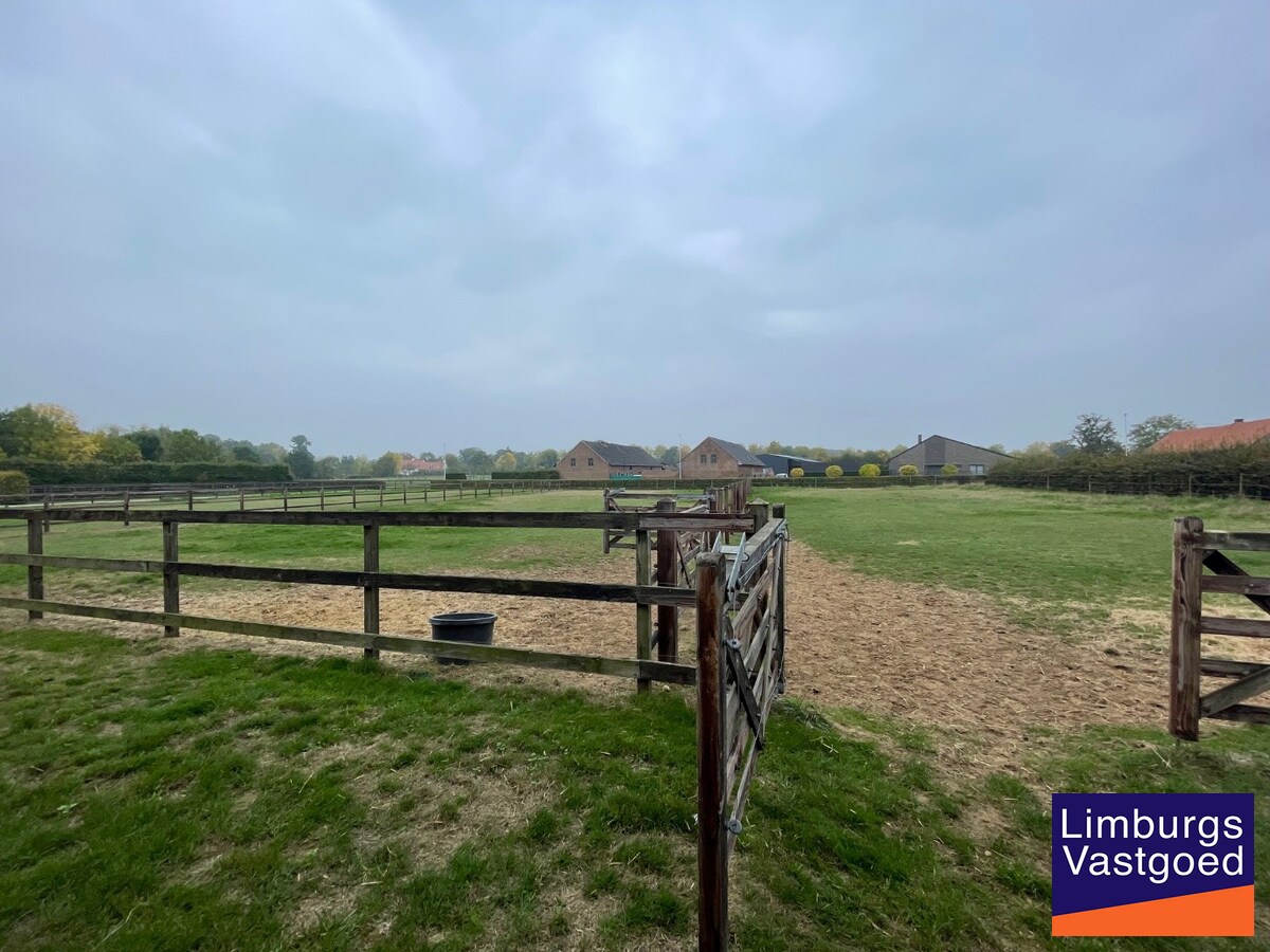 Landelijk gebouwencomplex voor paardenhouderij, op ong. 3ha 50a met stallen, weides/paddock, binnen-en buitenpiste, en woning. 