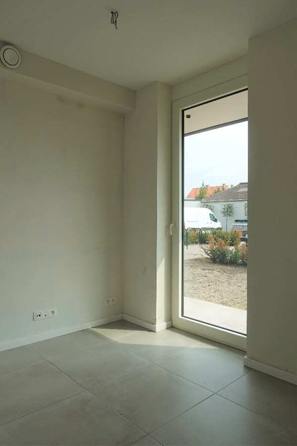 Nieuwbouwappartement met terras en tuin 