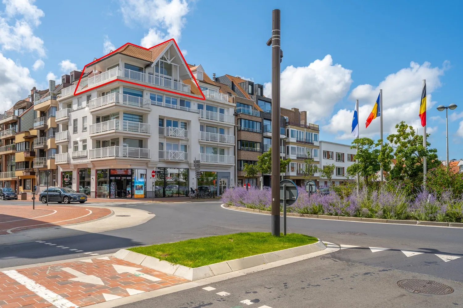 Duplex sur coin avec 3 chambres à coucher et vue ouverte situé sur l'avenue Lippens à Knokke.