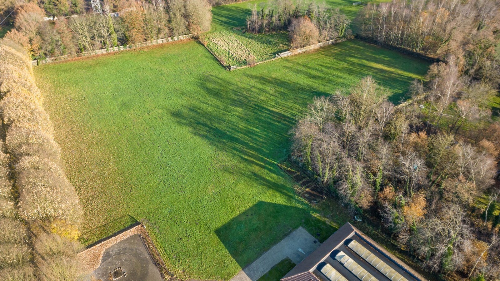 Luxueus landhuis met binnen- en buitenpiste en paardenstallen op een domein van ca. 3 ha te As 