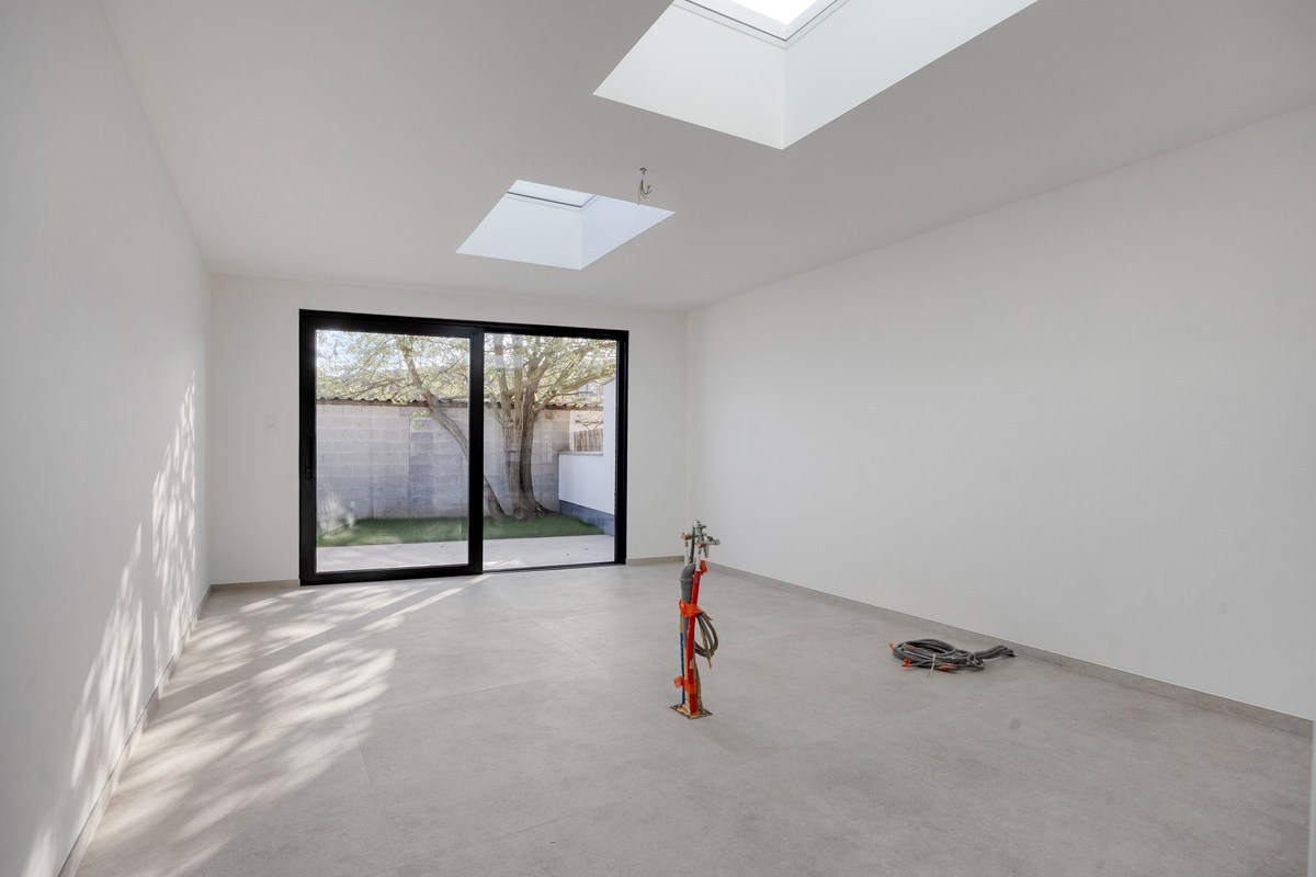 Volledig gerenoveerde woning met 3 slaapkamers, badkamers en tuin in Tienen! – EPC A - bewoonbare opp. 130 m² 