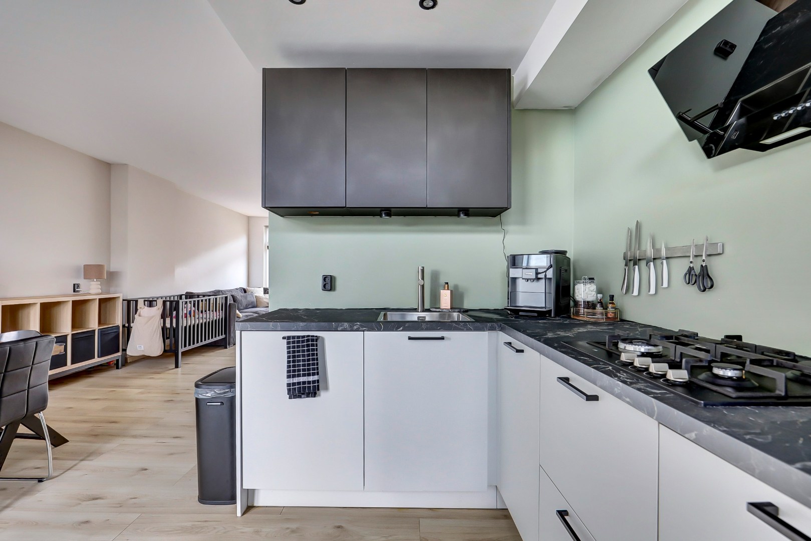 Ruime dubbele bovenwoning met drie slaapkamers, berging en de mogelijkheid tot het realiseren van een extra vierde slaapkamer. 