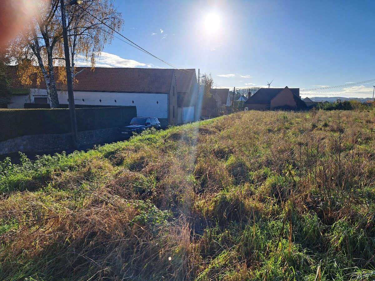 60 métres de front à rue pour ce terrain exceptionnel . 
