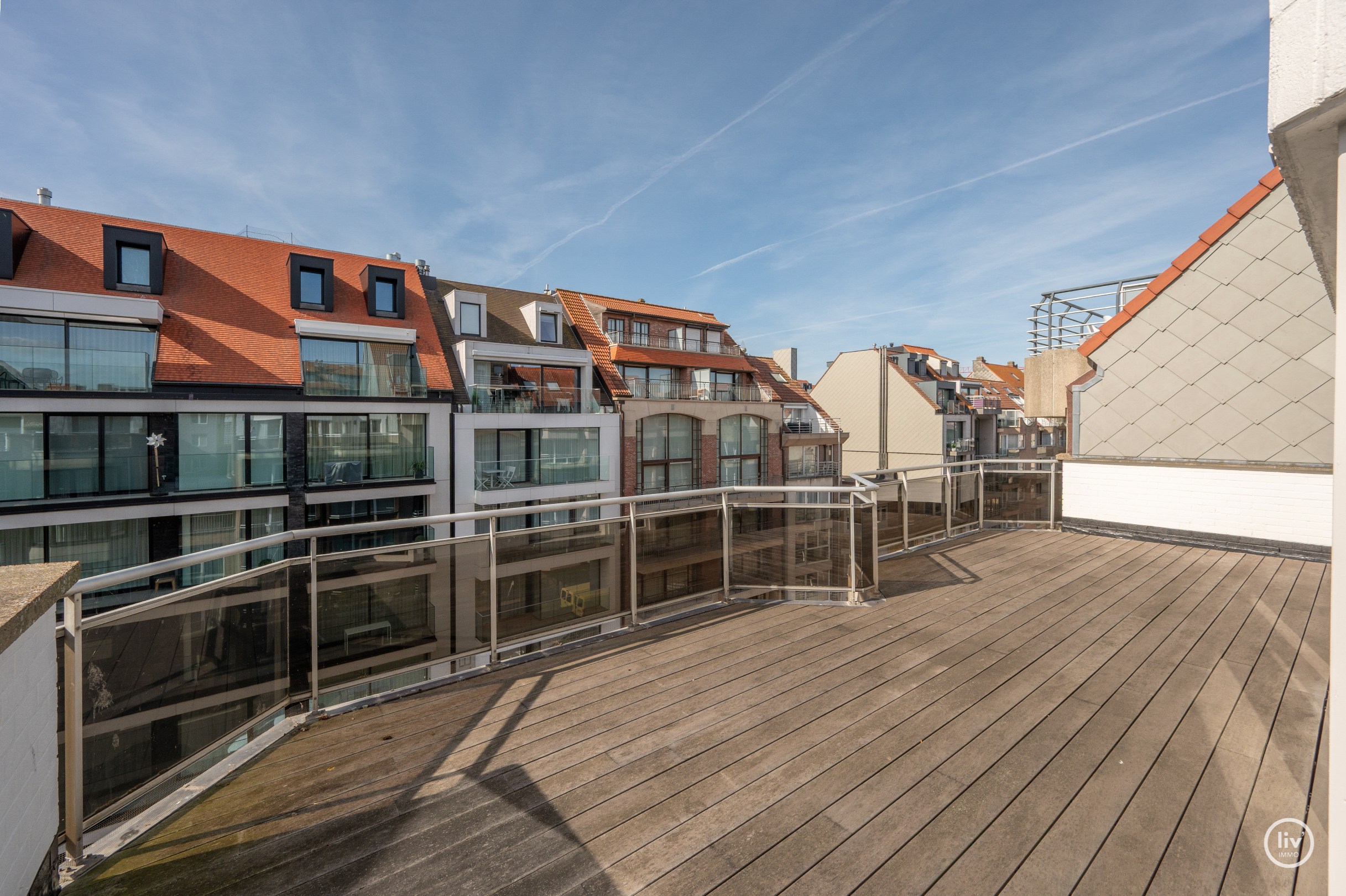 Parchtig afgewerkte penthouse met magnifieke terrassen van +/-40m2 en 3 ruime slaapkamers te Leopoldlaan gelegen. 