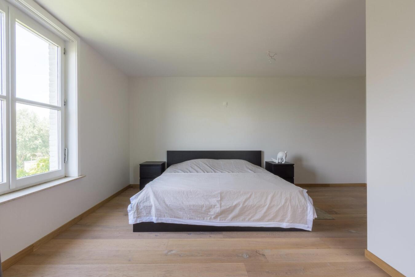 Exclusief landhuis met bijbouw op uniek natuurdomein 